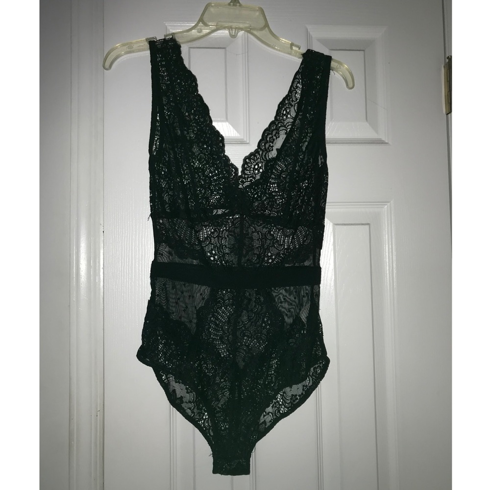 BLACK LACE BODYSUIT
